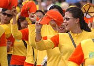 Pegawai Dinas Pekerjaan Umum Kukar melambai-lambaikan topi saat melintasi panggung kehormatan