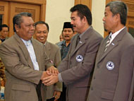 Ketua Umum KONI Kukar yang juga Wabup Kukar H Samsuri Aspar mengucapkan selamat kepada Awang Ilham sebagai Ketua Pengkab PBVSI Kukar 2006-2010