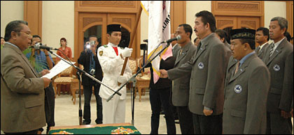 Suasana pelantikan Pengkab PBVSI Kukar 2006-2010 oleh Ketua Umum KONI Kukar H Samsuri Aspar di Tenggarong, Senin (06/03) malam