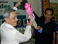Kepala Dinas Sosial Kukar Fahruddin (kanan) saat menyerahkan kunci mobil secara simbolis kepada nasabah pemenang undian Simpedes BRI Cabang Tenggarong M Zaini
