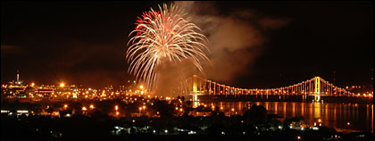 Sajian pesta kembang api spektakuler yang menyemarakkan suasana malam pergantian tahun di Tenggarong