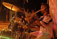 Drummer Khrisna Band, Ichal, dengan enerjik menggebuk drum mengiringi musik R&B yang rancak