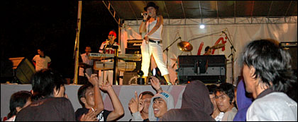 Aksi vokalis Khrisna Band, Mega, yang mampu menghangatkan suasana Terminal Musik Kampus 2006 di kampus Unikarta, Sabtu (08/04) malam