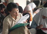 Seorang peserta tes CPNSD Kukar dengan serius menyimak pertanyaan yang ada dalam lembar soal