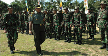 Pangdam VI/Tanjungpura Mayjen TNI Erwin Soedjono ketika memeriksa pasukan TNI yang akan diterjunkan dalam program TMMD ke-76 di Kukar