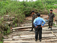 Anggota Polres Kukar dibantu anggota Polsek Tenggarong Seberang ketika memeriksa tumpukan kayu tak bertuan dekat lokasi pertambangan batubara
