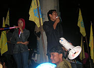 Ketua PMII Kukar Junaidi saat berorasi di bundaran Jembatan Aji Imbut, Tenggarong, tadi malam