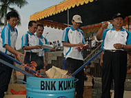 Wabup Samsuri Aspar (kanan) bersama pejabat lainnya saat memusnahkan barang bukti narkoba pada peringatan Hari Anti Narkoba Internasional 2007