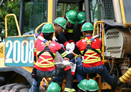 Demonstrasi pertolongan terhadap korban kecelakaan yang diperagakan tim Rescue Pama Baya turut menyemarakkan acara pencanangan Bulan K3 di Kukar