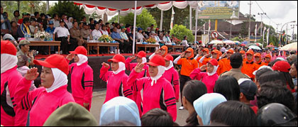 Para peserta Lomba Gerak Jalan saat melintasi panggung kehormatan di Jl Diponegoro