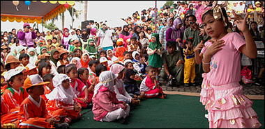 Ratusan murid TK/KB menyaksikan penampilan rekan-rekannya dari TK Pembina Tenggarong yang membawakan sebuah tarian