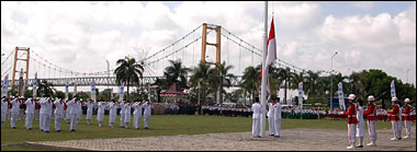 Suasana pengibaran bendera Merah Putih pada upacara peringatan detik-detik Proklamasi Kemerdekaan RI ke-62 di Tenggarong tadi siang