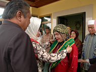 Istri Wabup Kukar Ny Hj Farida Samsuri memasangkan selempang Juara I KST Kukar 2007 kepada Ny Hj Saenah dari Kota Bangun