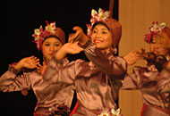 Penampilan para remaja putri saat membawakan Tari Jepen Rudat pada malam pertama Pagelaran Seni HUT ke-4 Yayasan Lanjong