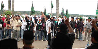 Pengurus HMI Cabang Tenggarong turut serta dalam Pawai Taaruf sambil menyerukan yel-yel Anti Korupsi di hadapan para pejabat di tribun kehormatan