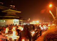 Suasana Jalan KH Akhmad Muksin Tenggarong yang dipadati ribuan kendaraan