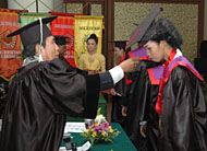 PR I Unikarta Ir HM Arifin Mas'ud saat mewisuda salah seorang sarjana Unikarta