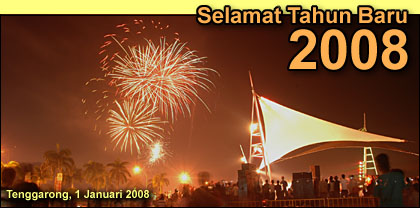 Suasana malam pergantian tahun 2007 ke 2008 di taman pedestrian Jembatan Kartanegara, Tenggarong