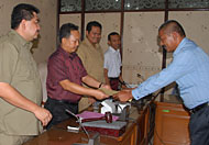 Andi Basri (kanan) dari PGRI Muara Badak menyerahkan aspirasi APKK kepada H Syahranie