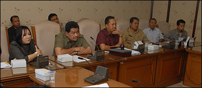 Rita Widyasari (kiri) menyatakan pihak DPRD Kukar akan mengusulkan kepada Mendagri agar menambahkan calon dari Pusat sebagai Pj Bupati pengganti Sjachruddin