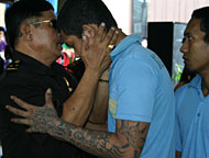 Mantan Kepala Lapas Tenggarong, Satirun, mencium satu per satu beberapa warga binaan yang sangat dekat dengan dirinya