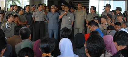 Asisten III HM Imron (tengah) memberikan penjelasan kepada para pegawai T3D