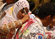 Meski telah dihimbau untuk tidak mencorat-coret, para pelajar SLTA yang lulus UAN tahun ini tetap melakukan corat-coret seragam