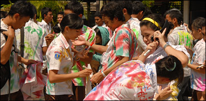 Suasana aksi corat-coret seragam oleh para pelajar SMAN 1 Tenggarong
