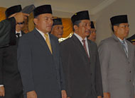 Para pejabat eselon II yang baru dilantik saat mengucapkan sumpah janjinya