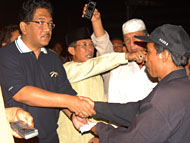 Sekkab HM Aswin menyerahkan bantuan pribadi bagi korban kebakaran kepada Kades Rempanga Sarpidi Ali