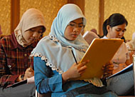 Peserta tes CPNSD Kukar tampak serius menjawab soal yang disediakan