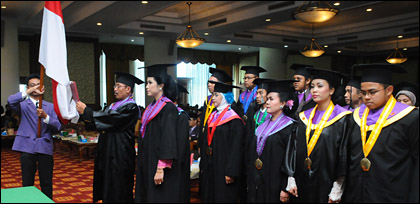 Para wisudawan/wati Unikarta mengucapkan Janji Sarjana