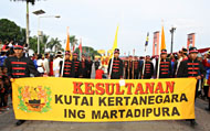Kontingen Kesultanan Kutai saat mengikuti Kirab Agung FKN VII di Palembang