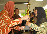 Bupati Rita Widyasari menyerahkan trofi Juara I kepada perwakilan tim Kecamatan Tenggarong