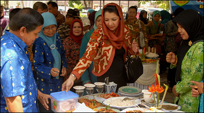 Bupati Kukar Rita Widyasari didampingi Kepala DKP Kukar Syahransyah (kiri) mencoba mencicipi makanan hasil racikan para peserta Lomba Masakan Serba Ikan
