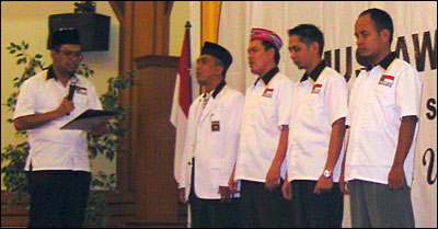 Waka DPW PKS Kaltim Ali Hamdi langsung melantik pengurus DPD PKS Kukar masa bakti 2010-2015