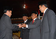 Ketua DPRD Kukar Salehudin menerima palu sidang dari Abdul Rahman