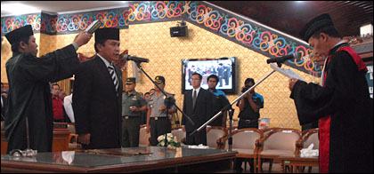 Suasana pengambilan sumpah jabatan Salehudin sebagai Ketua DPRD Kukar oleh Ketua PN Tenggarong Sunaryo Wiryo 