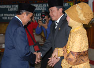 Pj Bupati Kukar Sulaiman Gafur memberikan ucapan selamat kepada Salehudin dan istri