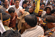Aksi FTHK sempat ricuh ketika pihak kepolisian mencegah Ali Rohman membakar baju dinasnya