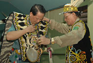 Edy Gunawan (kiri) mengenakan busana adat Dayak Kenyah saat dikukuhkan sebagai Kepala Adat Besar Kecamatan Tabang