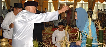 Sultan Kutai H Adji Mohd Salehoeddin II melakukan tepong tawar kepada Bupati Rita Widyasari
