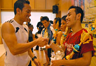 Gunawan (kanan) saat menerima trofi Juara I kategori Hi Low Impact Aerobic Professional
