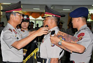 Kapolda Kaltim Irjen Pol Mathius Salempang  memasang tanda pangkat baru Fadjar Abdillahdi pundak Kapolres Kukar AKBP 