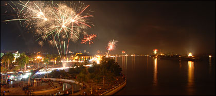 Warga berkumpul di sepanjang tepian Mahakam untuk menikmati malam tahun baru