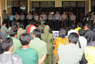 Ratusan THL kembali mendatangi gedung DPRD Kukar untuk menuntut perpanjangan SK mereka 