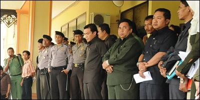 Ketua DPRD Kukar Salehudin dan Sekkab Kukar Haryanto Bachroel didampingi Anggota DPRD lainnya menemui para THL usai melakukan rapat dengar pendapat