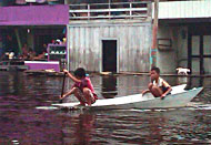 Perahu menjadi andalan warga Muara Kaman setelah banjir terus meningkat di daerah ini