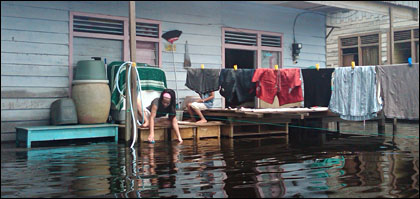 Sebagian besar warga tetap memilih bertahan di rumah masing-masing meski banjir telah merendam rumah mereka
