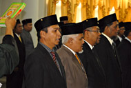 Para pejabat Pemkab Kukar saat mengucapkan sumpah jabatan dalam mutasi tahap VII tadi sore